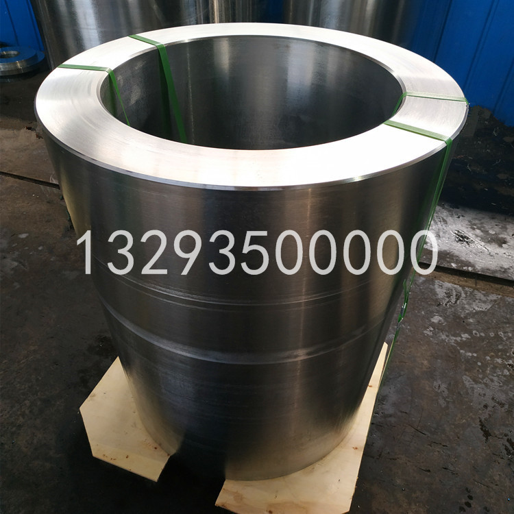 熱處理時(shí)的筒體鍛件